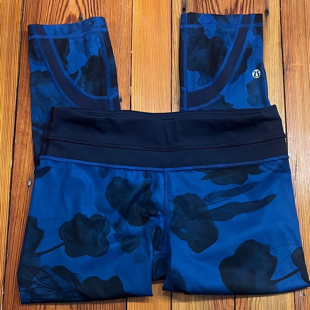 Lululemon size 6 Blue Floral Leggings